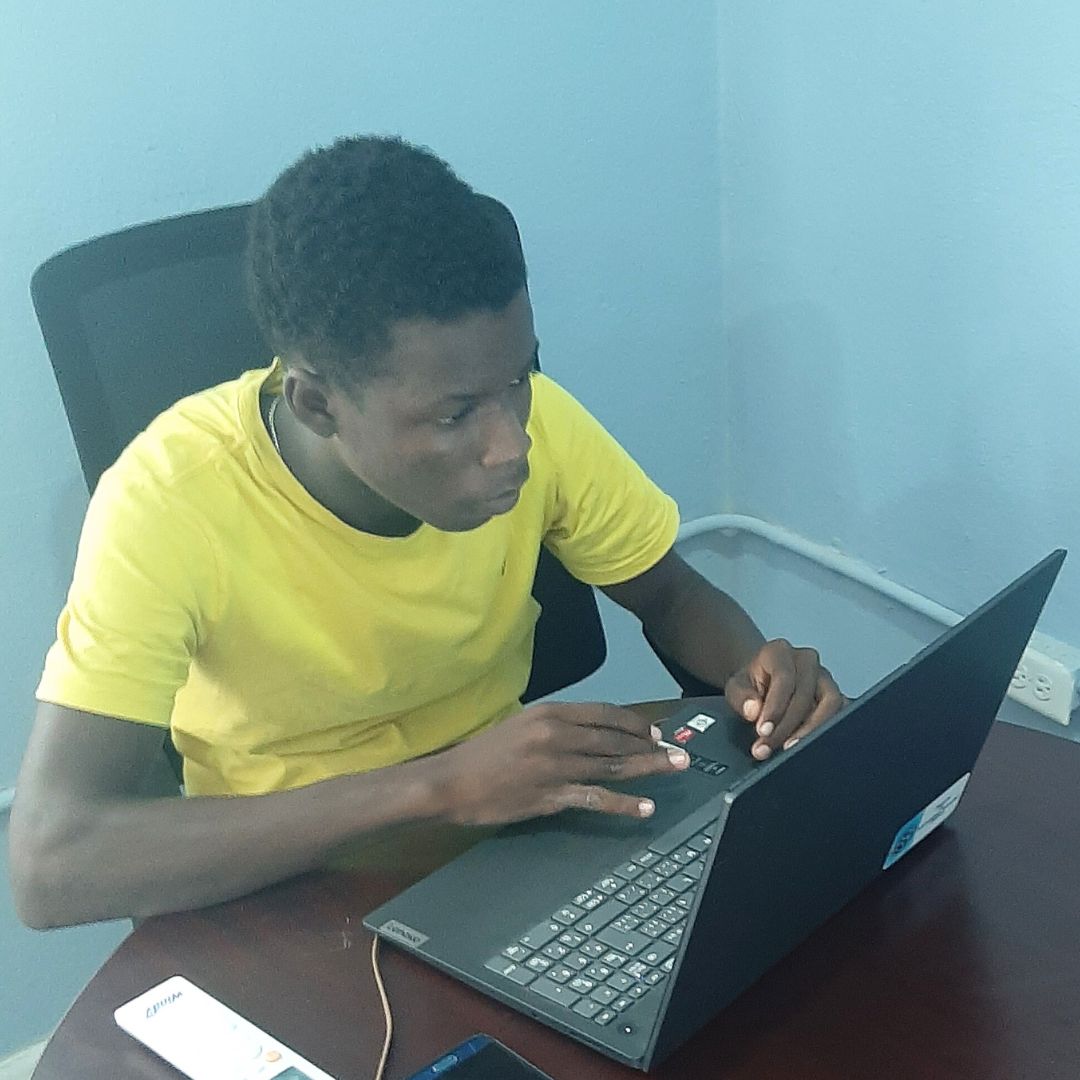 Akon, Samaritan Scholar, at a computer